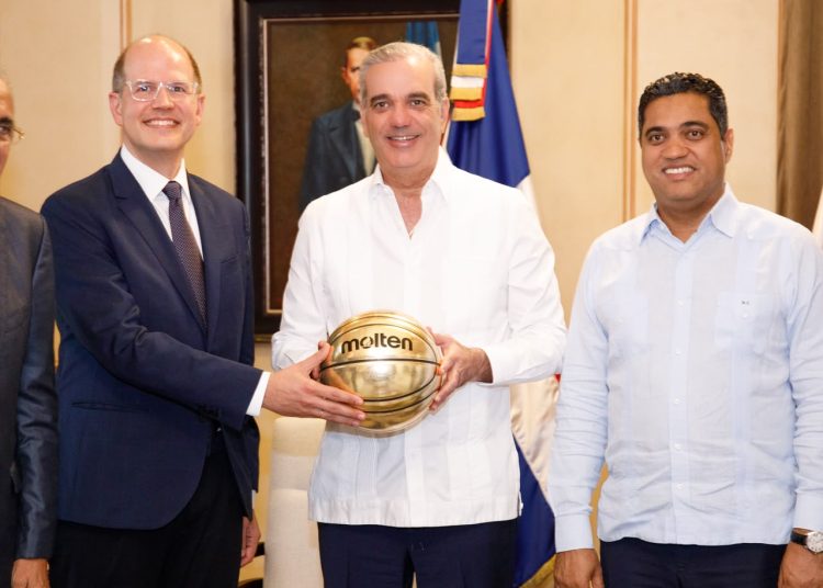 Abinader recibe en el Palacio Nacional a altos ejecutivos de la FIBA y del Comité Organizador de Santo Domingo 2026