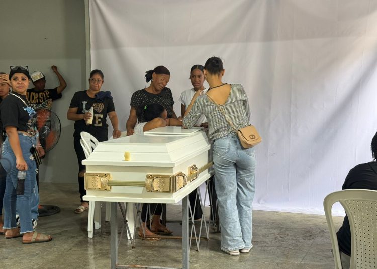 Familiares y allegados lloran la muerte de Darlin Mercado en Herrera