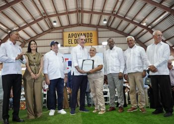 Abinader entrega 400 títulos de propiedad en Pepillo Salcedo