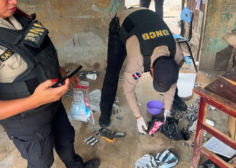 PN apresa varias personas y ocupa arma de fuego y presuntas drogas en Sánchez Ramírez