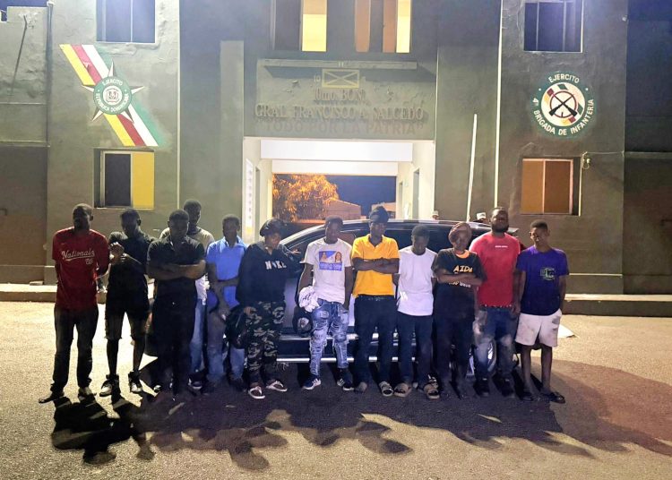 Soldados del ERD detienen dos vehículos con 32 haitianos indocumentados en Valverde y Dajabón