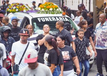 Familiares y vecinos acompañan a Darlin Mercado hacia su última morada