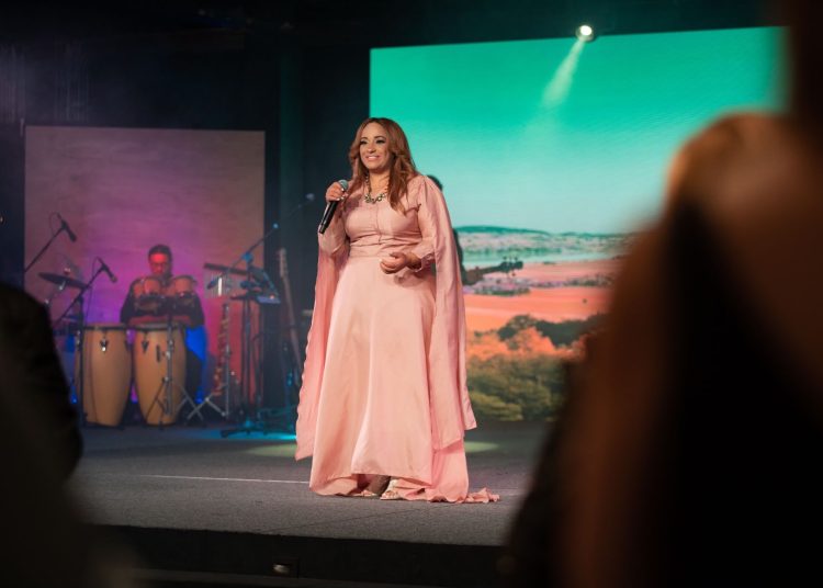 Evelyn Durán presenta “Gozo”, su nuevo tema musical con el que apuesta al merengue típico