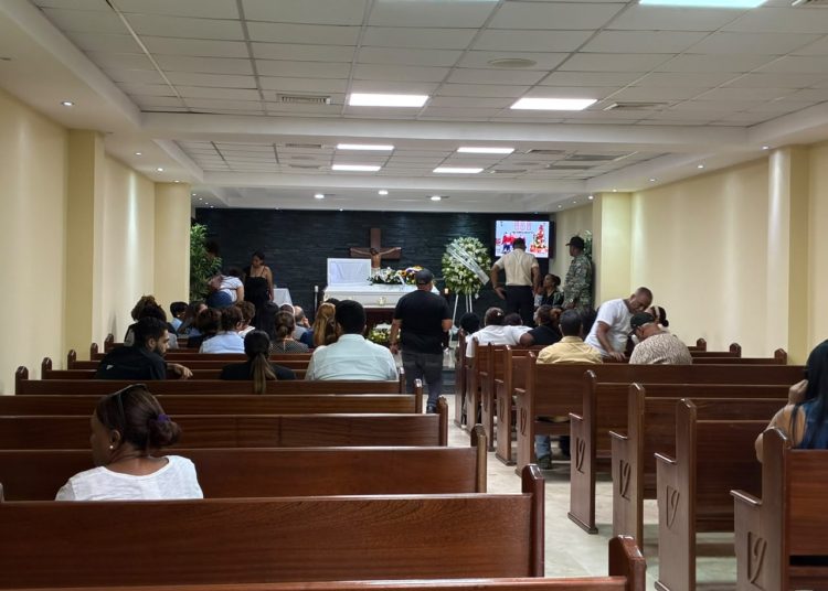 Familiar de mujer asesinada en Villa Mella pide endurecer las penas por feminicidio durante funeral