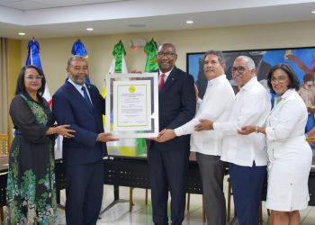 COOEPROUASD reconoce al rector Editrudis Beltrán por fortalecer el cooperativismo universitario