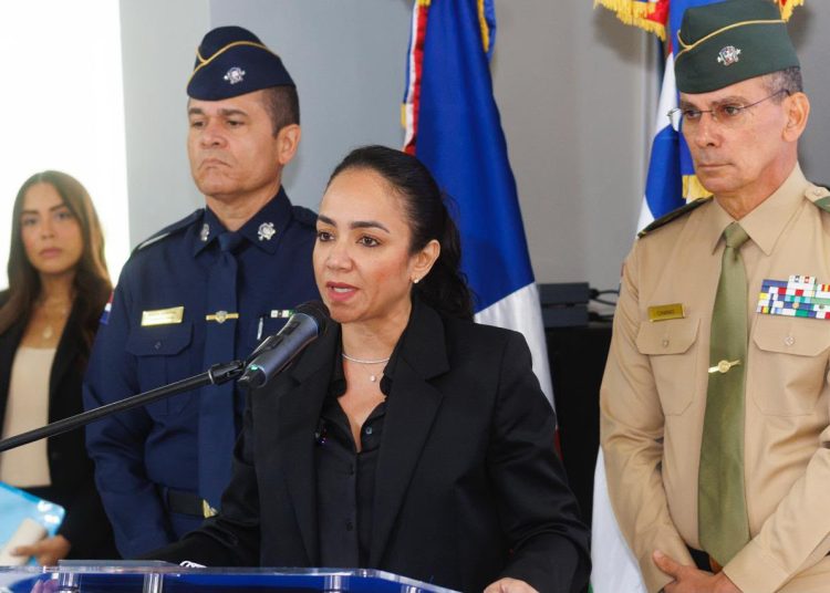 Faride Raful advierte que policías que violen la ley deberán responder ante la justicia