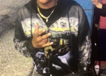 Policía activa búsqueda de “El Gordo” por muerte a tiros de joven frente a parque en Santiago
