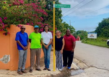 Alcaldía de Las Galeras instala señalización vial para mejorar la identificación de calles