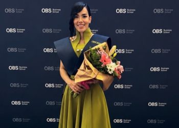 Isaura Taveras celebra logro tras graduarse de la carrera Máster en Dirección de Comunicación