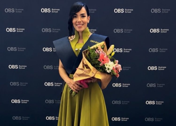 Isaura Taveras celebra logro tras graduarse de la carrera Máster en Dirección de Comunicación