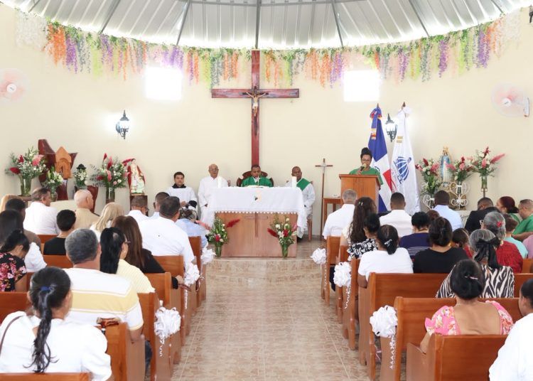 Desarrollo de la Comunidad entrega remozada capilla en Sabana Iglesia, Santiago