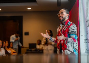 Eddy Gómez presenta Galerie Rouge en Fashion Freak con su primer drop inspirado en la obra “Amor en bandeja de plata”