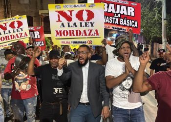 Comunitarios realizan marcha y cacerolazo en La Javilla para exigir cumplimiento de obras prometidas