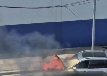Vehículo se incendia en la avenida John F. Kennedy sin dejar lesionados