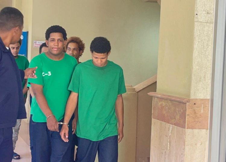 Aplazan coerción contra hermanos acusados de ultimar a puñaladas a delivery en Santiago