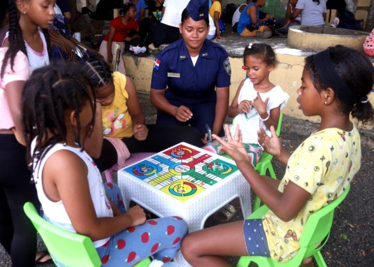 Policía Comunitaria realiza campamento de verano en Los Guandules