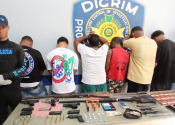 PN y MP arrestan a ocho personas y ocupan armas en Barahona