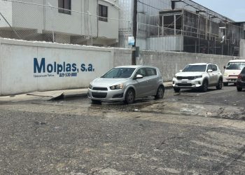 Santo Domingo Oeste: denuncian hoyo que ha provocado múltiples accidentes en Herrera