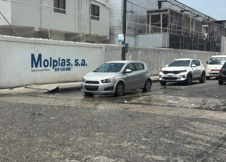 Santo Domingo Oeste: denuncian hoyo que ha provocado múltiples accidentes en Herrera