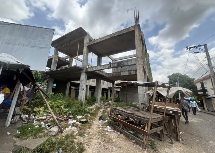 Tras años de espera, comerciantes reclaman la entrega del mercado de Los Alcarrizos