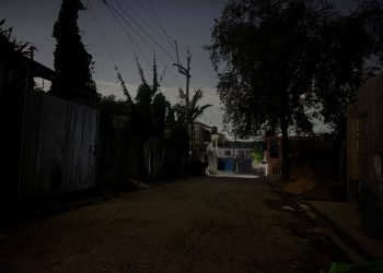 Residentes de Los Arqueanos, en Villa Mella, denuncian prolongados apagones y escasez de agua