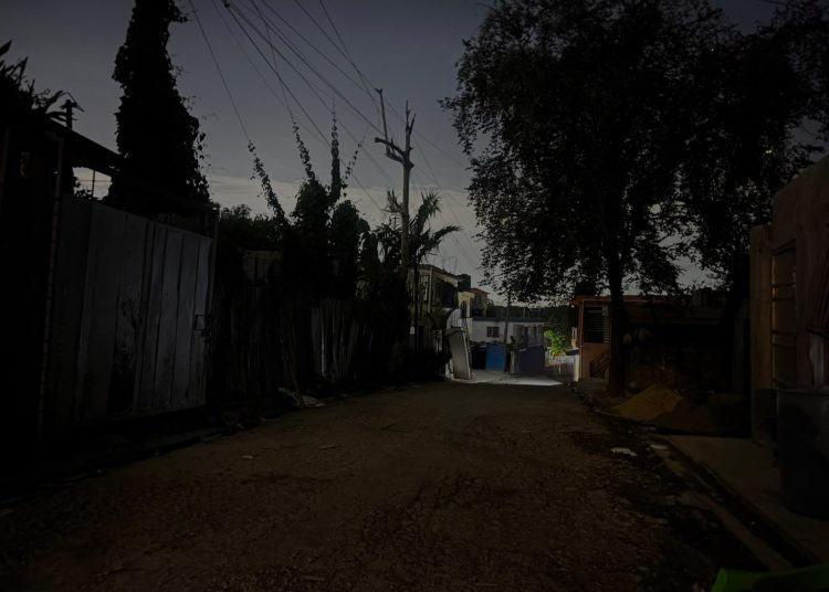 Residentes de Los Arqueanos, en Villa Mella, denuncian prolongados apagones y escasez de agua