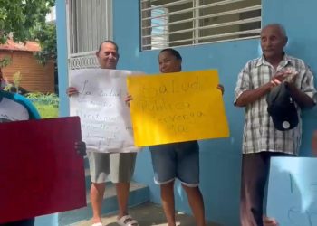 Comunitarios protestan por presunto abandono del Centro de Primer Nivel en Santiago Oeste