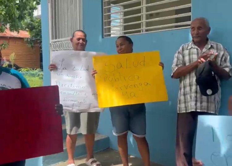 Comunitarios protestan por presunto abandono del Centro de Primer Nivel en Santiago Oeste