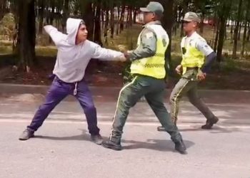 Ciudadano se enfrenta a puñetazos con agentes de la DIGESETT durante fiscalización en Jarabacoa