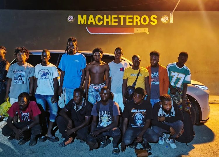 Ejército intercepta haitianos indocumentados y detiene a presunto traficante de migrantes