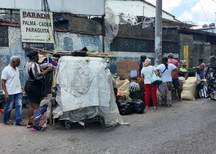 Crece la ocupación de aceras por ventas informales en la carretera Duarte Vieja, en SDO