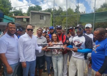 Niris Corcino entrega uniformes deportivos a jóvenes de Guayabal