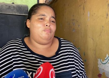 Madre denuncia que lleva casi dos años sin recuperar a sus niños tras entregarlos a CONANI
