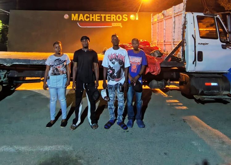 Ejército detiene a camionero que ocultaba haitianos indocumentados en Valverde