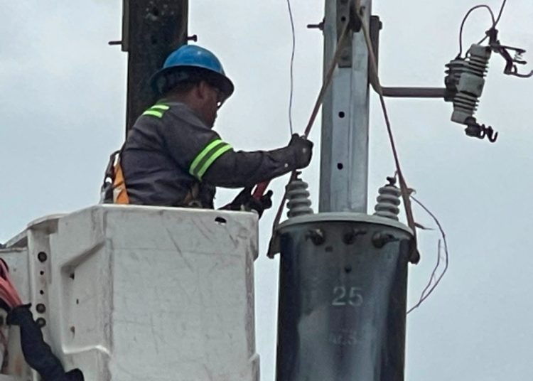 Edeeste fortalece servicio eléctrico en Yamasá con nuevas redes y transformador