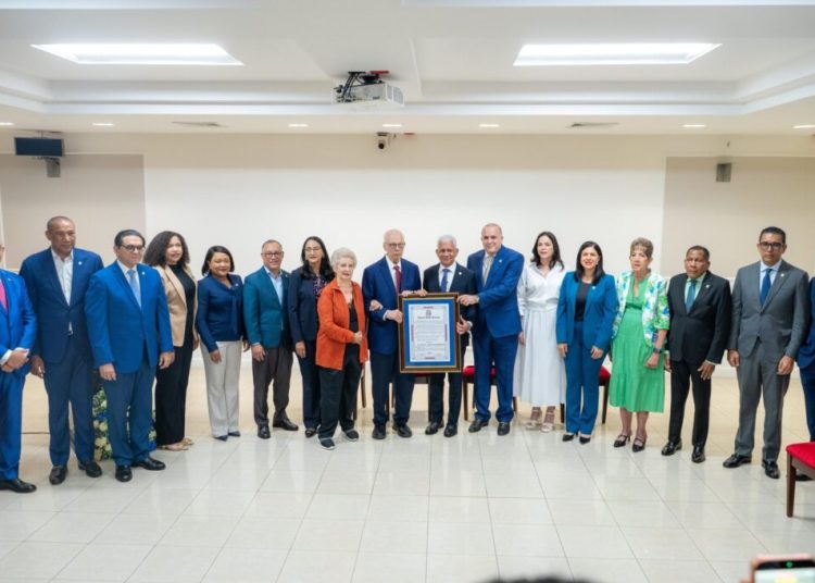 Senado reconoce a Jaime Francisco Sued por sus aportes a la industria farmacéutica