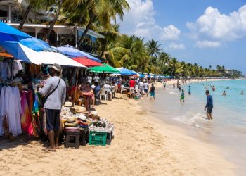 Comercios de Juan Dolio amenazan con cerrar sus puertas por falta de regulación en la playa