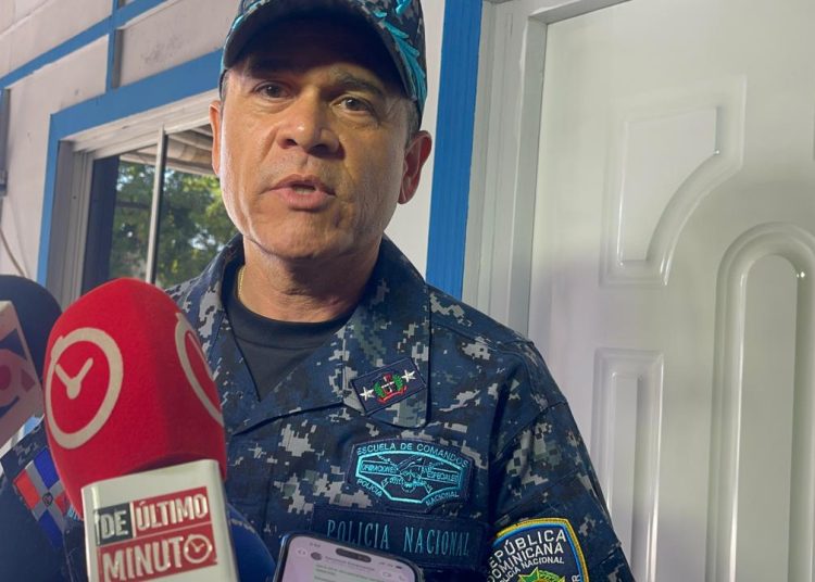 Director de la Policía exhorta a denunciar abusos de agentes, y resalta que Santiago registra una de las tasas de criminalidad más bajas del país