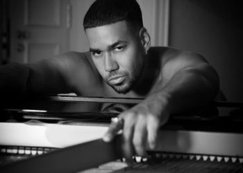 Romeo Santos celebra sus 45 años mostrando su lado más seductor y cómico