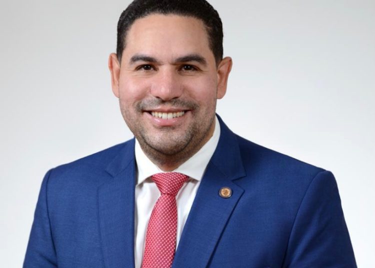 Víctor Torres gana fuerza como candidato a presidir el CODIA en Santo Domingo