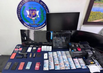 DINTEL desmantela presunta red de falsificación en Santiago; ocupa arma de fuego y detiene a cinco personas