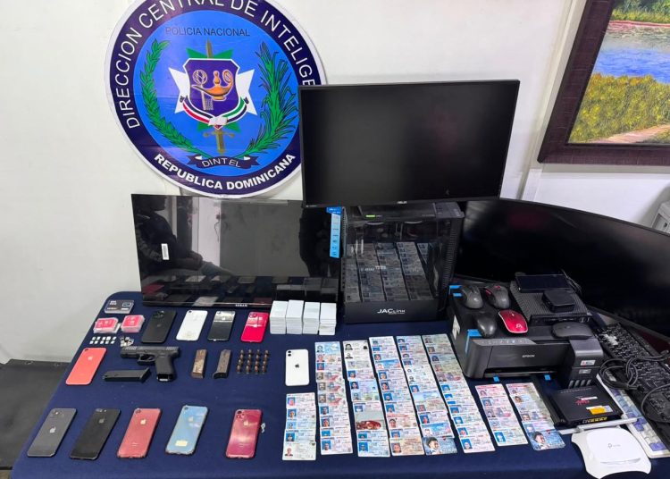 DINTEL desmantela presunta red de falsificación en Santiago; ocupa arma de fuego y detiene a cinco personas