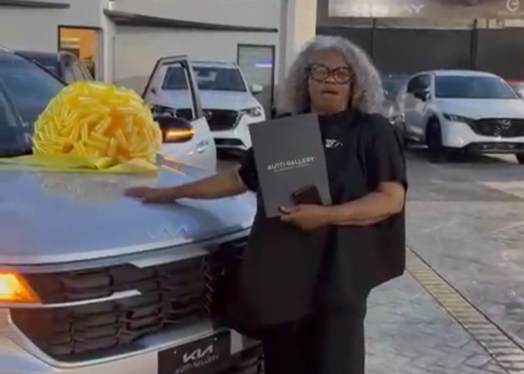 Santiago Matías entrega vehículo a Martha Candela y cumple promesa hecha en Premios Soberano