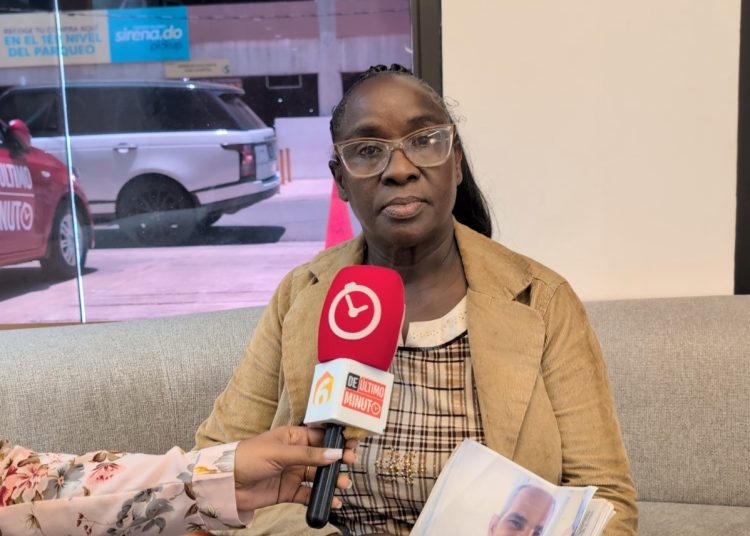 Mujer denuncia a su esposo, un pastor, por presuntas amenazas y abuso económico