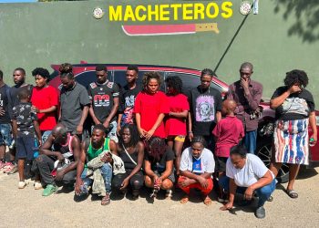 Soldados del ERD interceptan vehículo con 19 migrantes indocumentados en Santiago Rodríguez