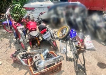 Policía ocupa dos armas y recupera motocicletas en Moca; buscan a presunto implicado en robo