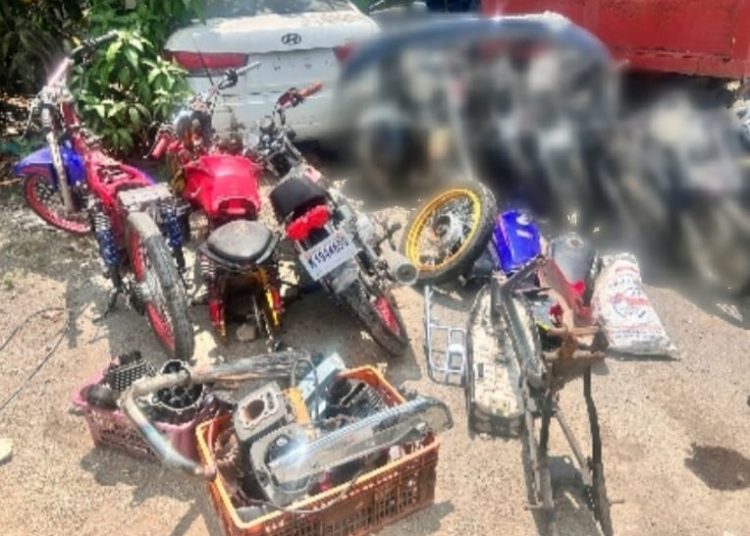 Policía ocupa dos armas y recupera motocicletas en Moca; buscan a presunto implicado en robo