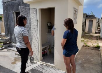 Día del Padre: familias mantienen vivo el recuerdo de sus seres queridos en los cementerios