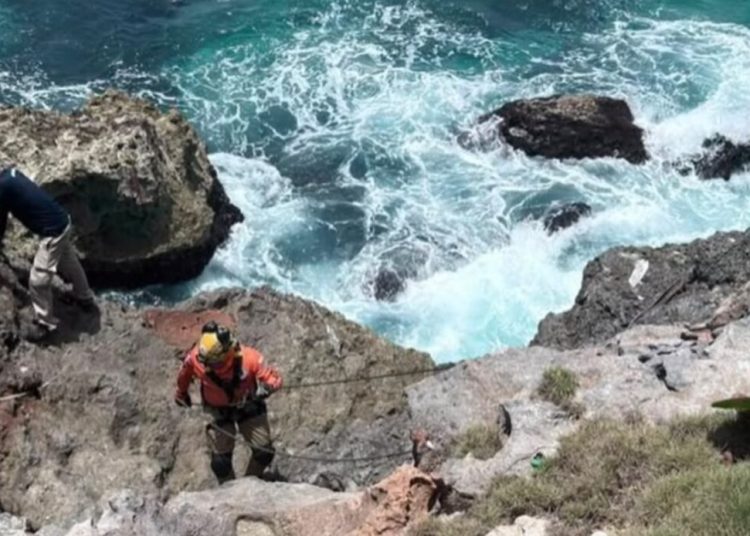 Defensa Civil intensifica búsqueda de hombre desaparecido tras caer al mar Caribe en la avenida España