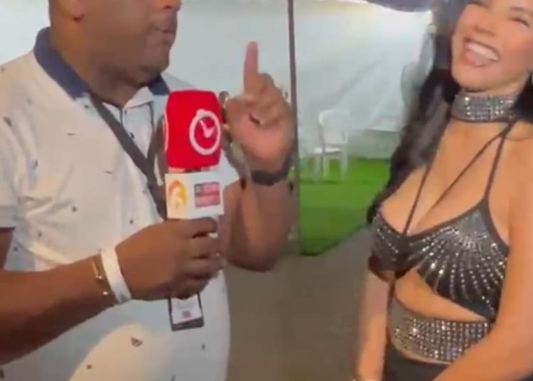 Denis Peña comparte con el público en «Reconocidos en tu Barrio» y celebra el respaldo de los dominicanos